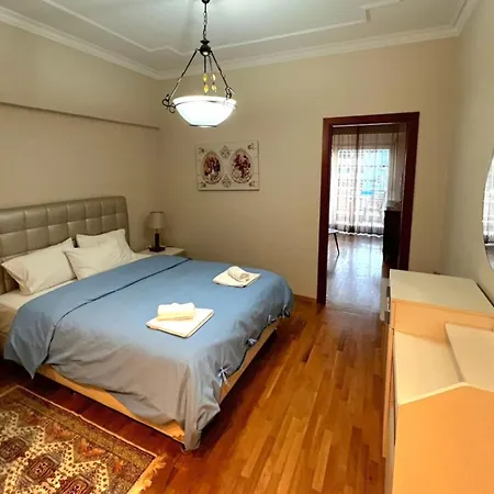 Kouros Center דירה