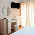 Kouros Center Apartament *