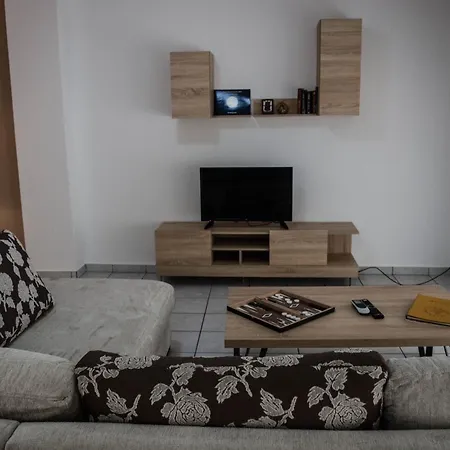 Kouros Center Apartament *