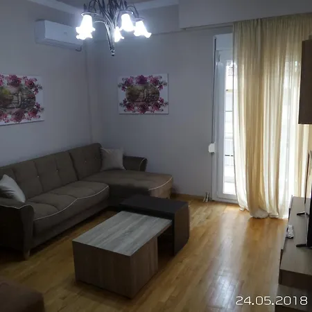 Apartament Kouros Center *