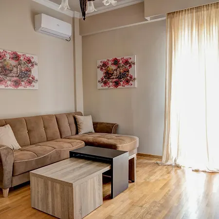 Apartament Kouros Center *